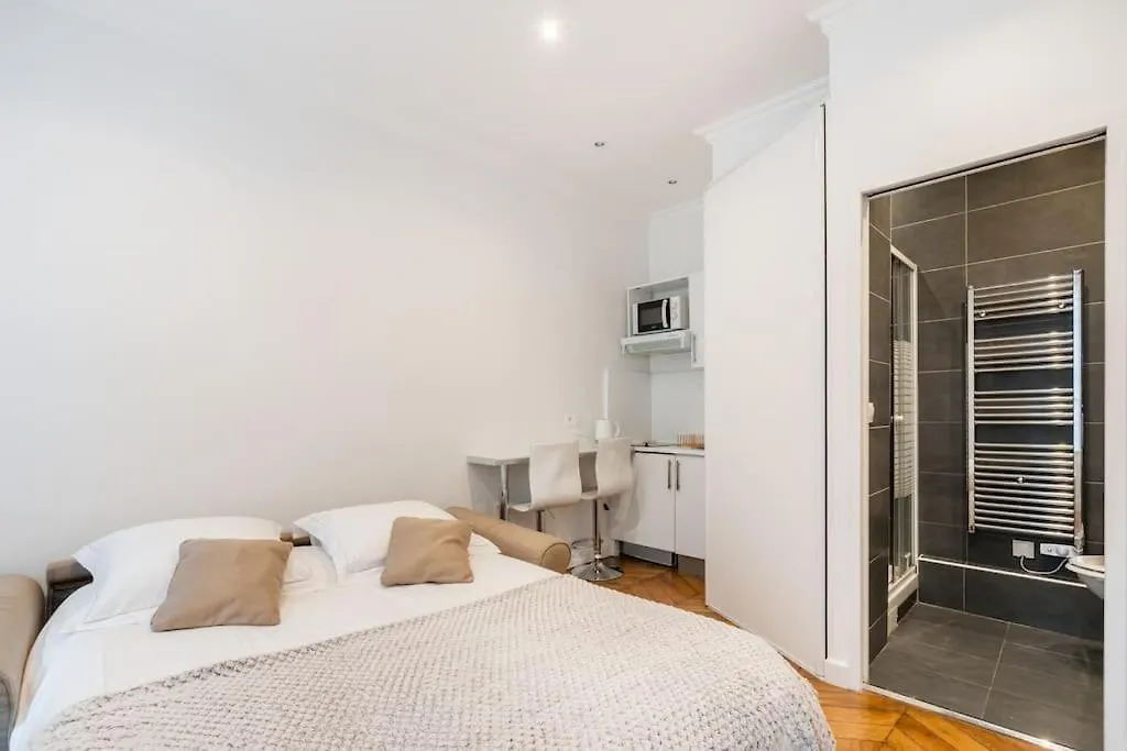 Studio Luxe Montaigne Paris Apartment