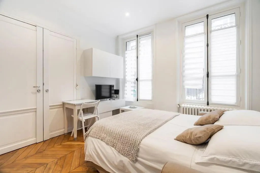 Studio Luxe Montaigne Paris France