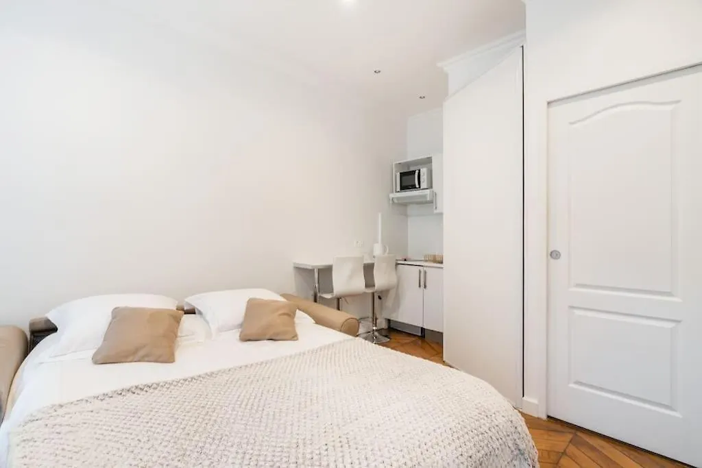 Studio Luxe Montaigne Paris 0*,  France