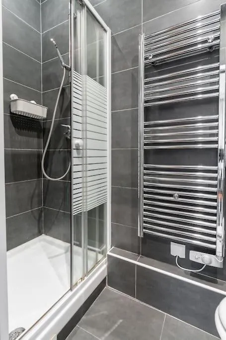 Apartment Studio Luxe Montaigne Paris France