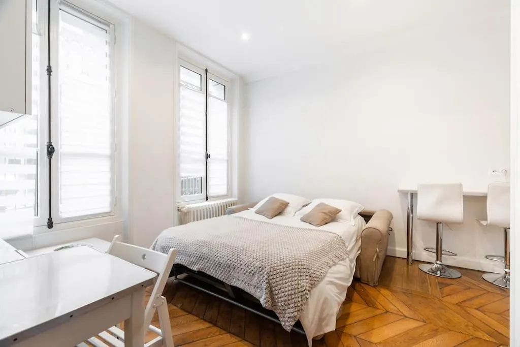 Studio Luxe Montaigne Paris Apartment