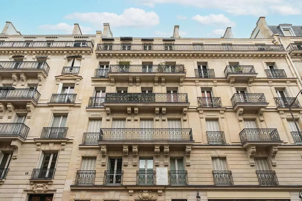 Apartment Studio Luxe Montaigne Paris France