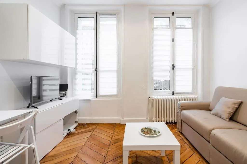 Studio Luxe Montaigne Paris France