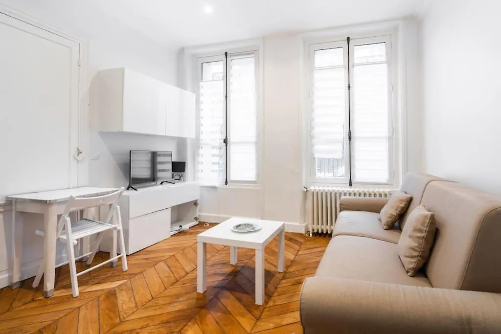 Studio Luxe Montaigne Paris