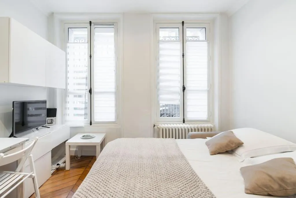 Apartment Studio Luxe Montaigne Paris