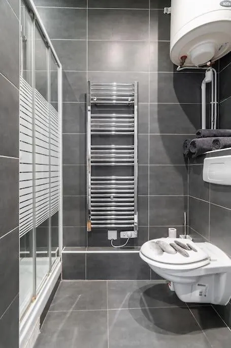 Studio Luxe Montaigne Paris France